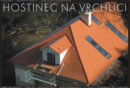 HOSTINEC NA VRCHLICI - Kutná Hora | Nová krytina: bobrovka na šupinu. Střecha je dozdobena novým vikýřem a spojenými střešními okny. Ty mají tzv. nízkou zástavbu, která je pro starou střechu vhodnější.